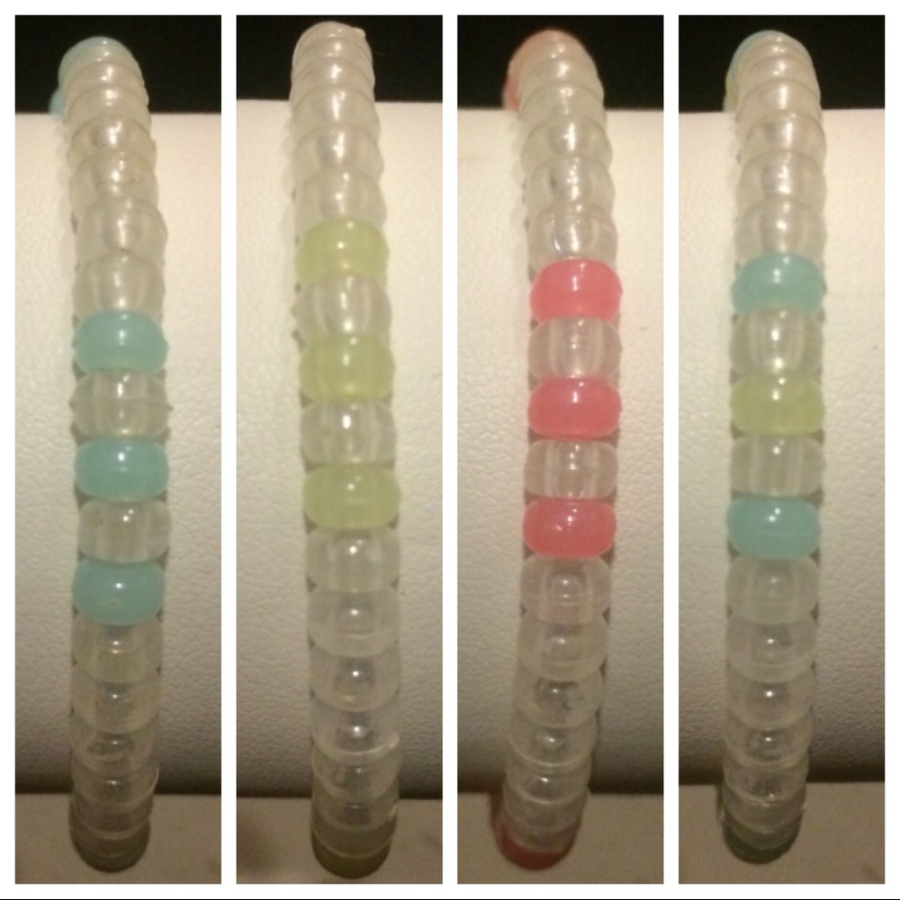 Set of 4 glow-in-the-dark Stretch Bracelets
